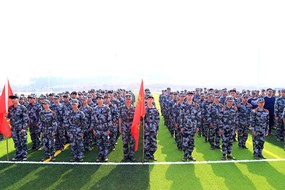 英姿飒爽的学院军训新生