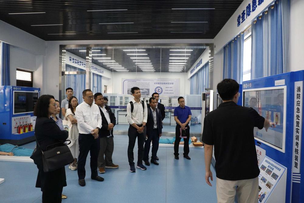 2BC0ACF869F95D806DDCD2F8C7B55CB1